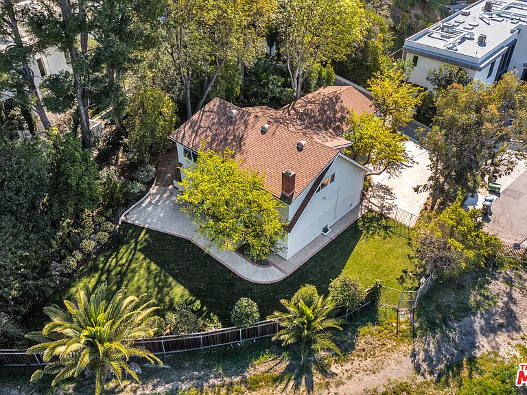 1758 Clear View Dr — Photo 2
