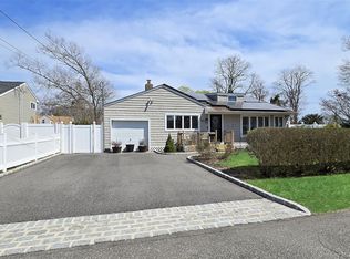 261 Phyllis Dr, Patchogue, NY 11772