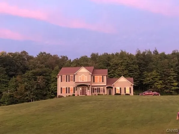 315 Starksboro Dr, Camillus, NY 13031