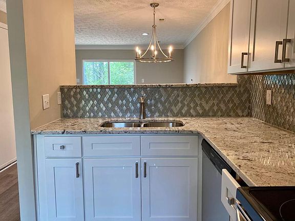 3rd image of 652 Shadywood Ln