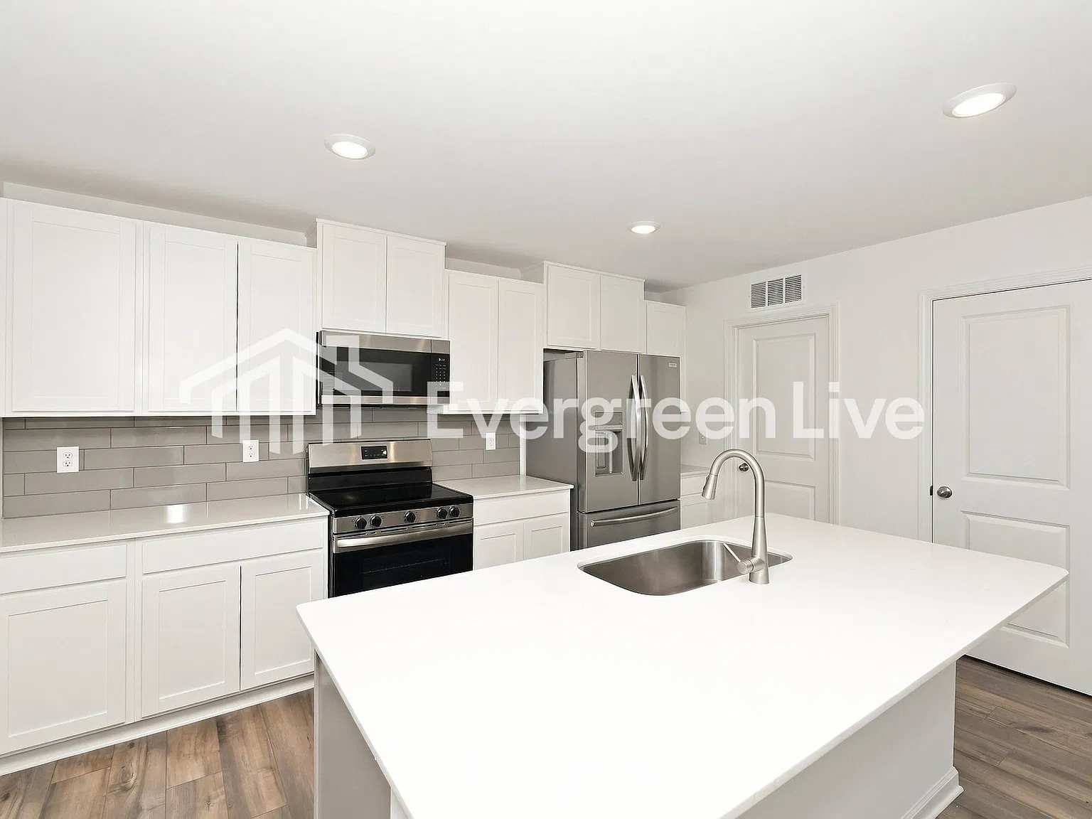 4 bed, 2.5 bath, 2307 sqft, $1,965 — Photo 3