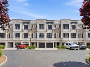 30 Marquis Ct, Edgewater, NJ 07020