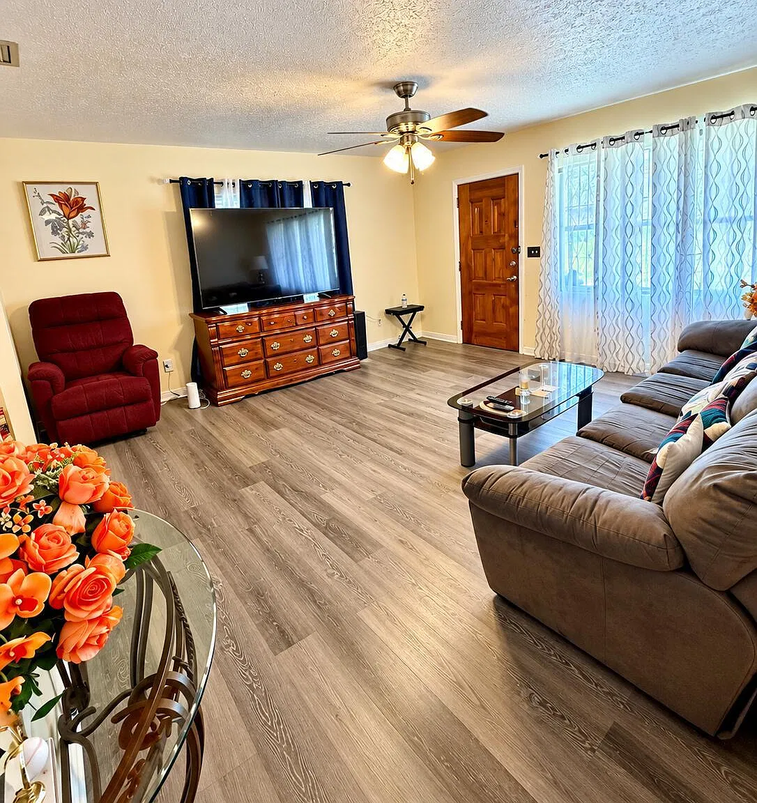 3 bed, 2.0 bath, 1305 sqft, $2,000 — Photo 3