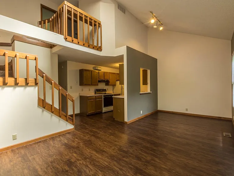 1802 E Maxwell Ln — Photo 2
