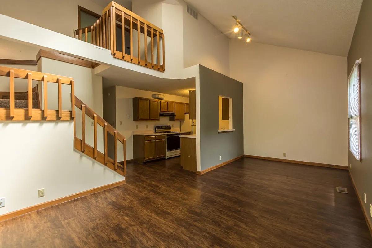 Building Photo - 1802 E Maxwell Ln