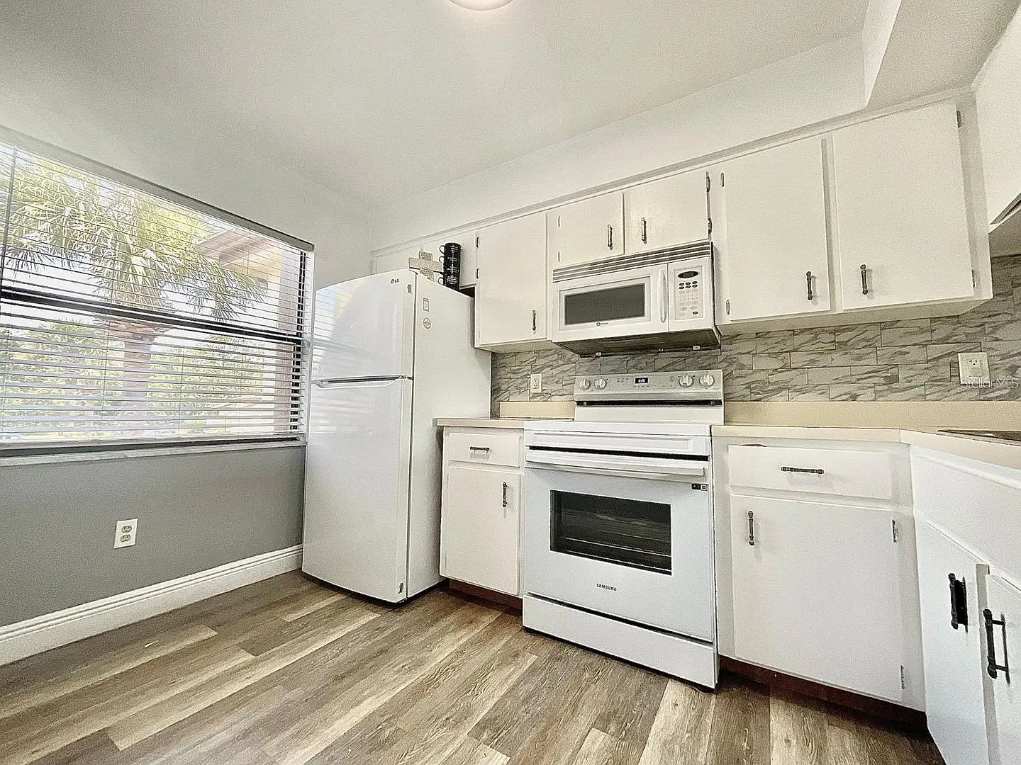 Spacious 2-Bedroom, 2-Bath Condo in Guard-Gated Community — Photo 2