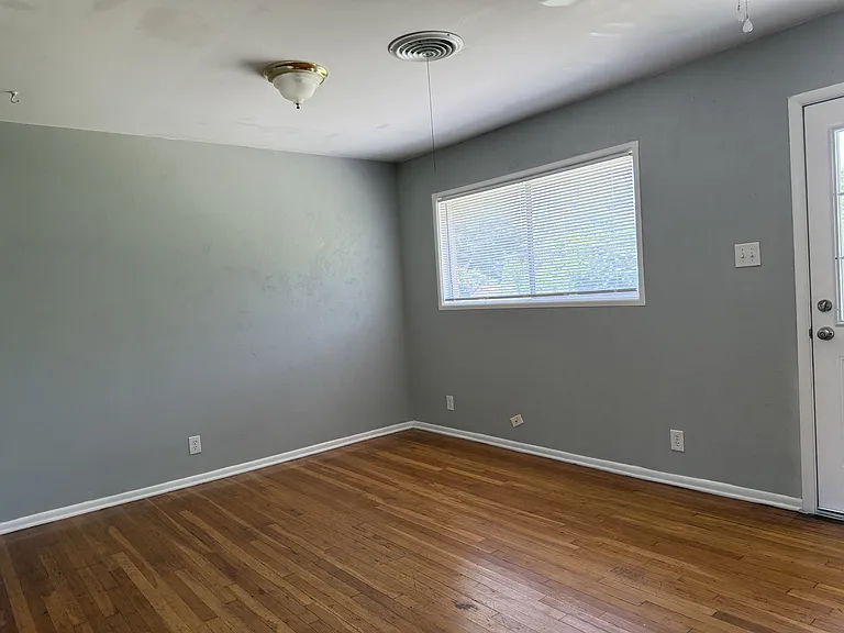 1409 Metropolitan Dr — Photo 10