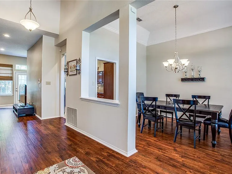 1405 Newbury Ln — Photo 3