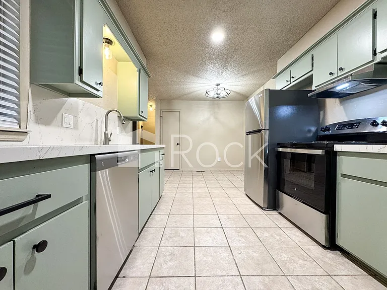 7024 Woodlake Dr — Photo 2