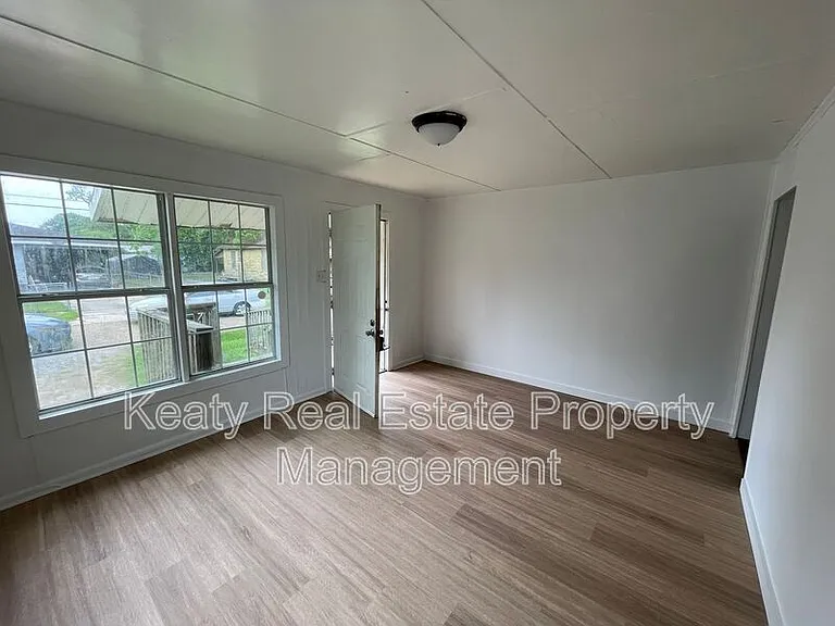 111 Dora St — Photo 4