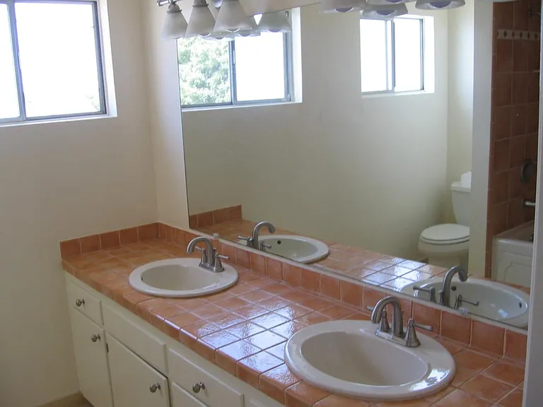 Bath with 2 sinks
