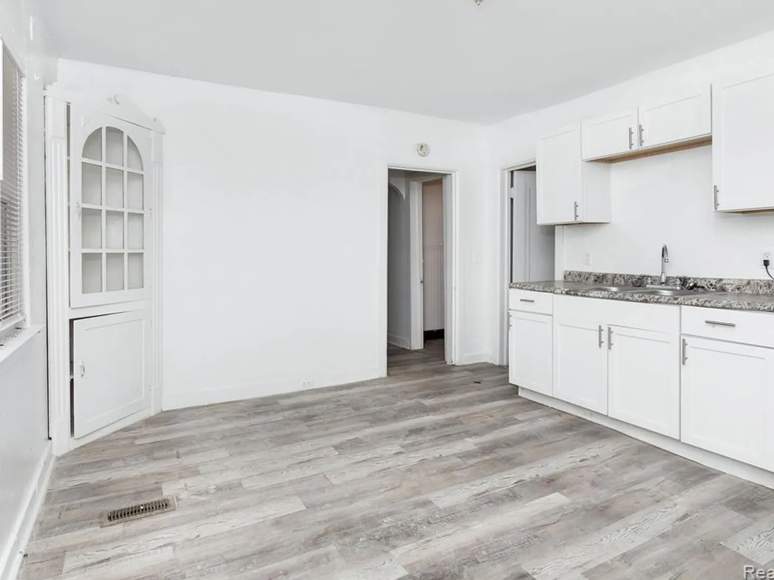 2 bed, 900 sqft, $1,100 — Photo 2