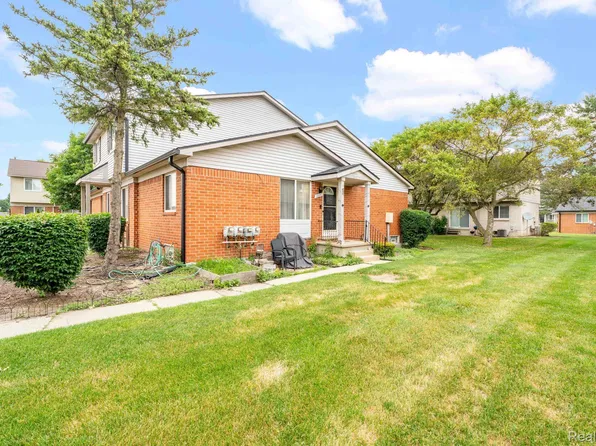 2220 Orchard Crest St, Shelby Township, MI 48317