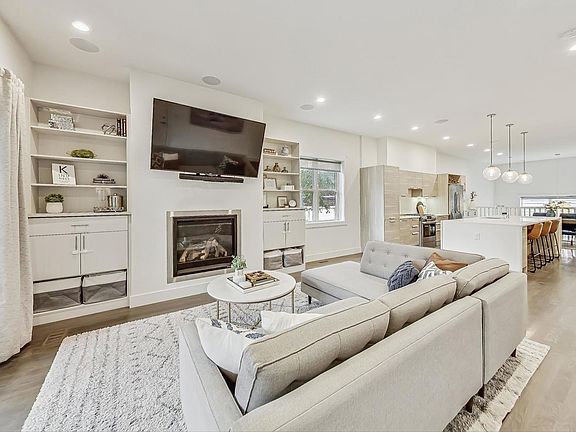 3rd image of 900 N Hoyne Ave #1S