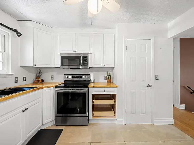 8410 Smoketree Cir — Photo 13