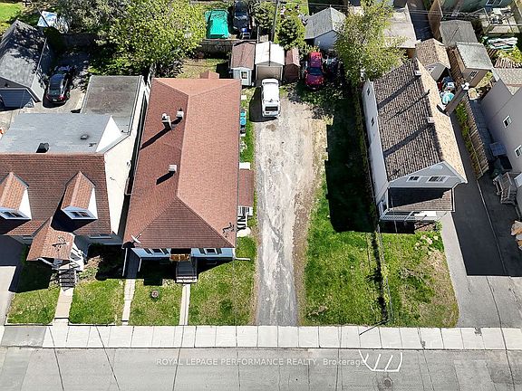 4th image of 228 Carillon St