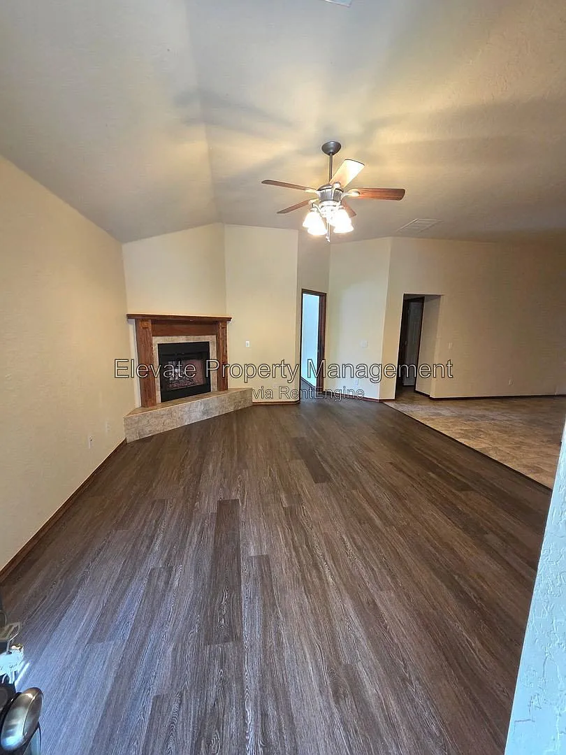 3 bed, 2.0 bath, 1350 sqft, $1,495 — Photo 3