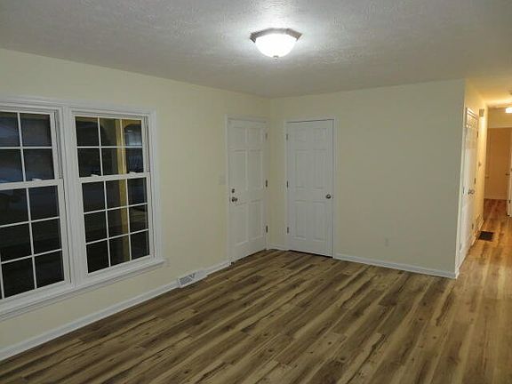 4th image of 8 Village Dr