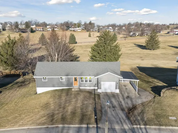 1524 Rainbow Dr, Belle Plaine, IA 52208