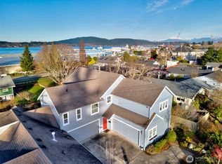 1418 6th St, Anacortes, WA 98221