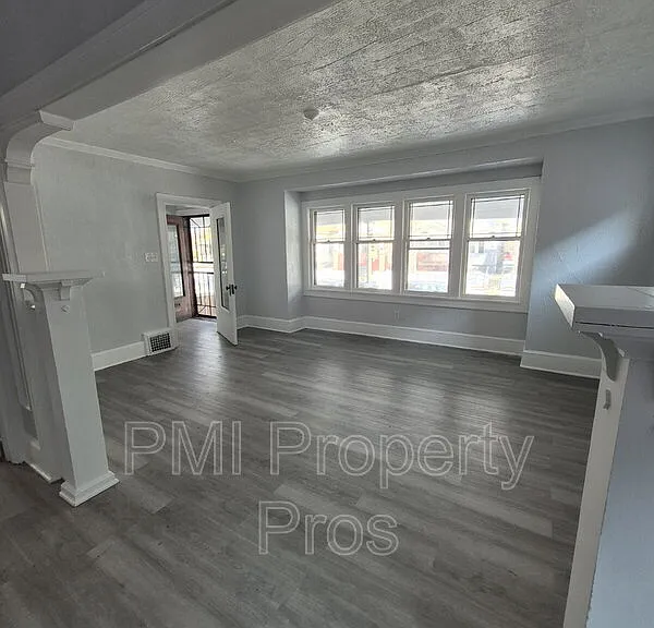 2517 W Hadley St — Photo 1