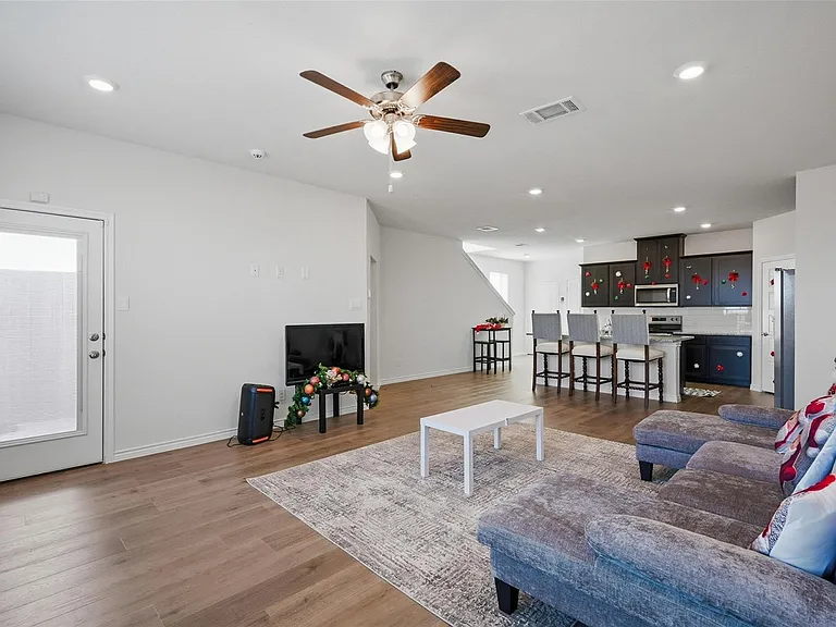 732 Thorn Creek Dr — Photo 2