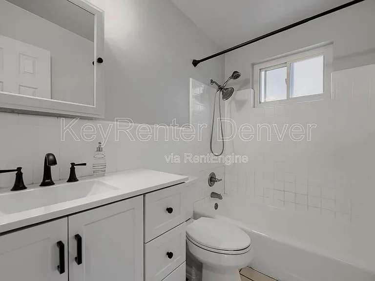 219 S Holly St — Photo 8