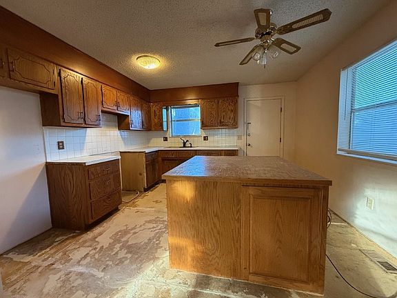 3rd image of 16004 Hickory Dr