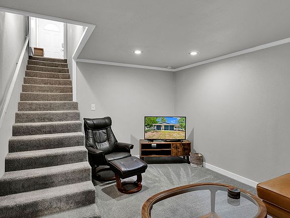4th image of 905 E Walnut Ave #2