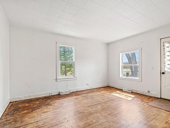 5th image of 5454 Hall Rd