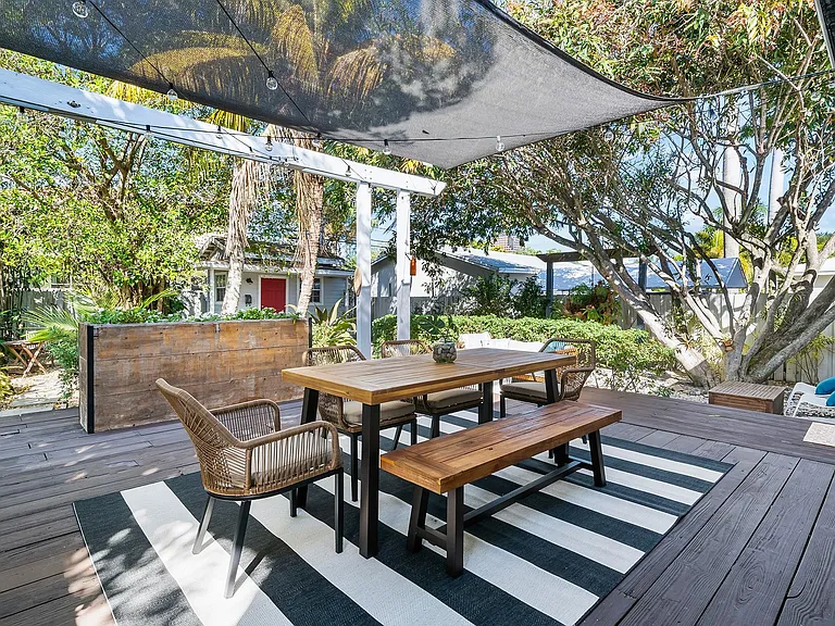 411 SW 10th St — Photo 24