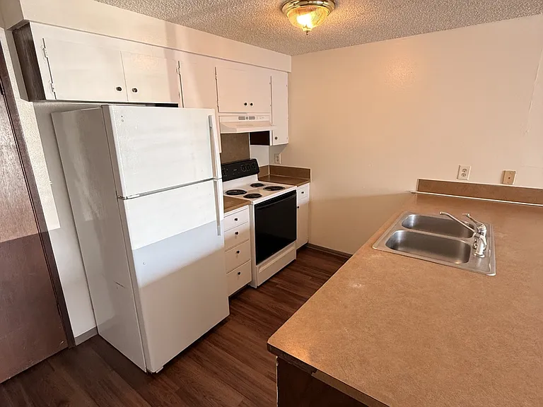1024 Prospect Ave NE #8 — Photo 2