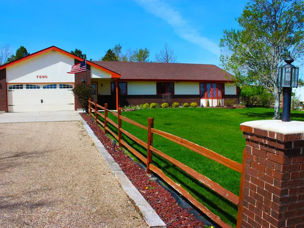 7690 Robin Dr, Gillette, WY 82718