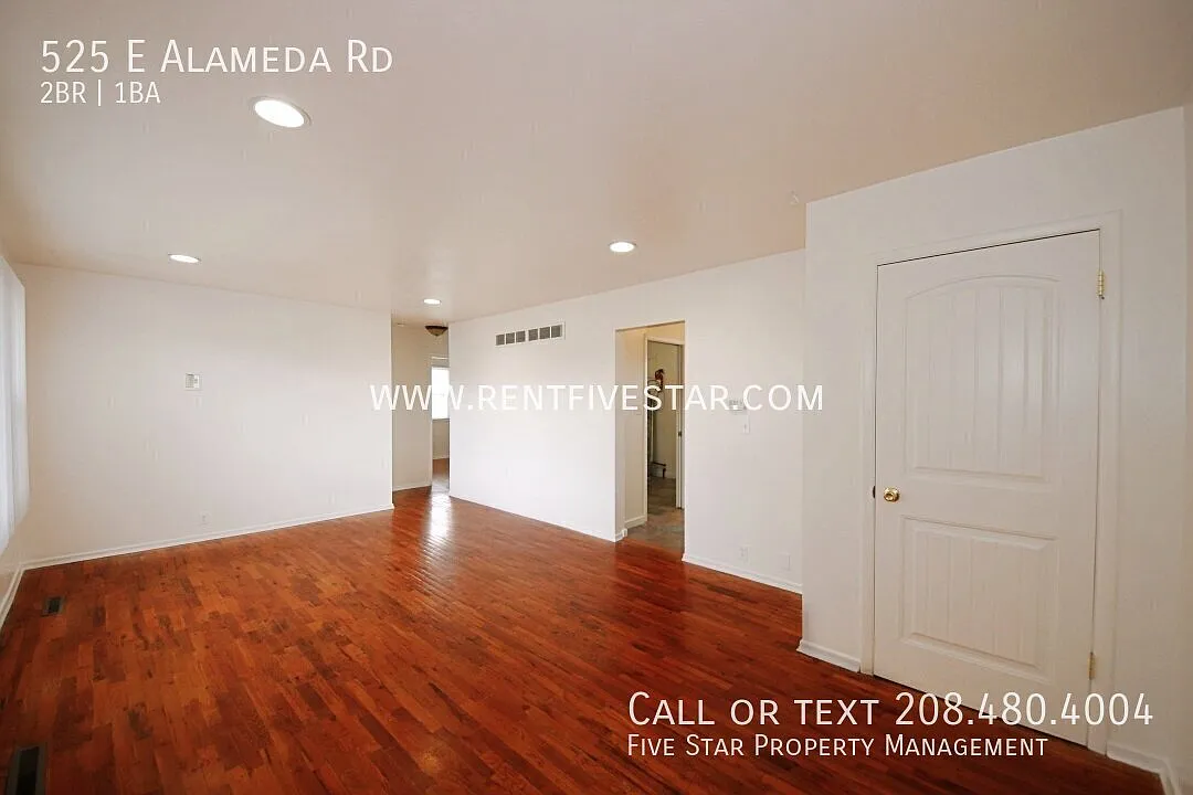 Cozy Upstairs Apartment Available! — Photo 2