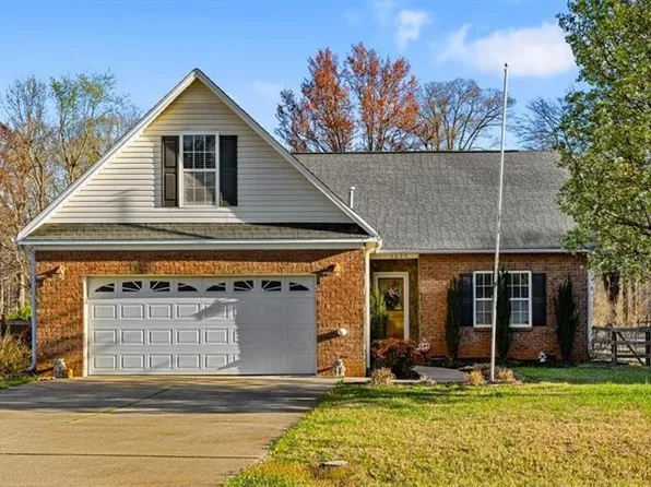 3225 Knoll Ridge Dr, Walkertown, NC 27051