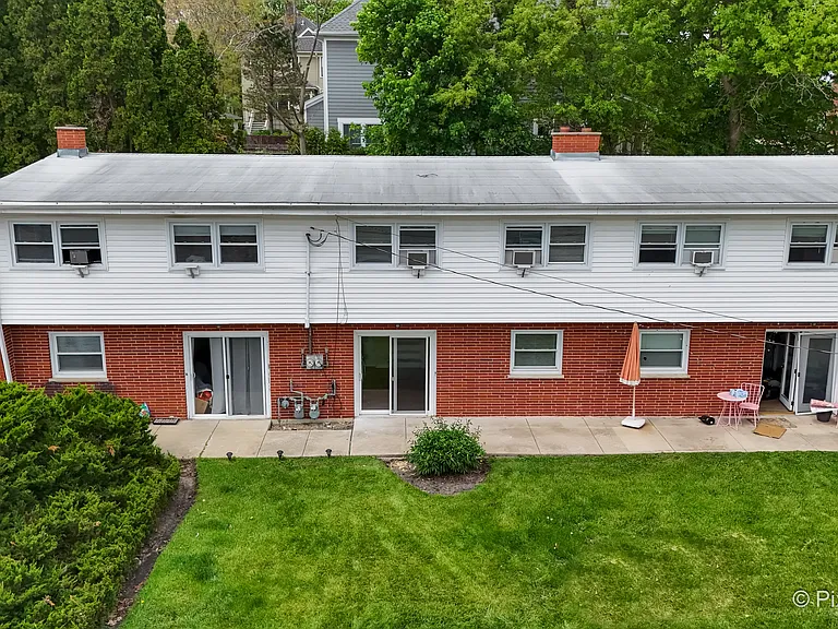 327 E Lake St — Photo 18