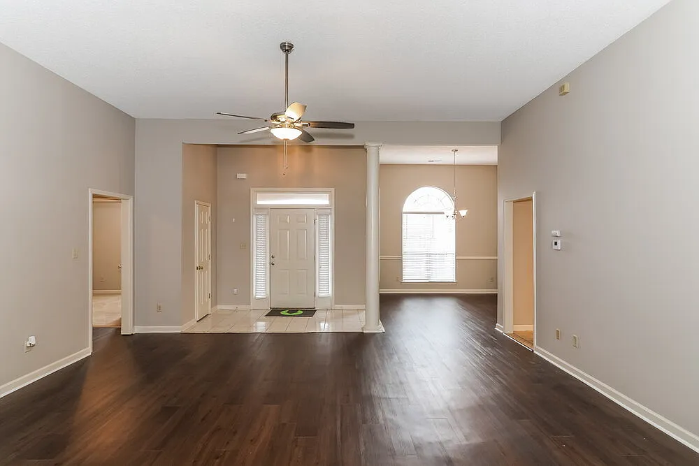 3 bed, 2.0 bath, 2410 sqft, $2,370 — Photo 3