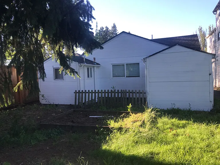 330 Howard Ave — Photo 11