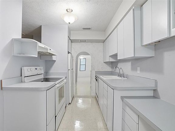 3rd image of 1026 W Rambla St