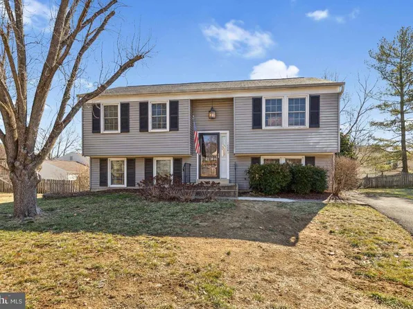 1008 Hertford St, Herndon, VA 20170