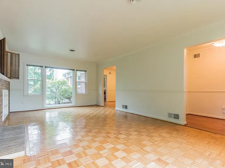 9702 Bellevue Dr — Photo 4