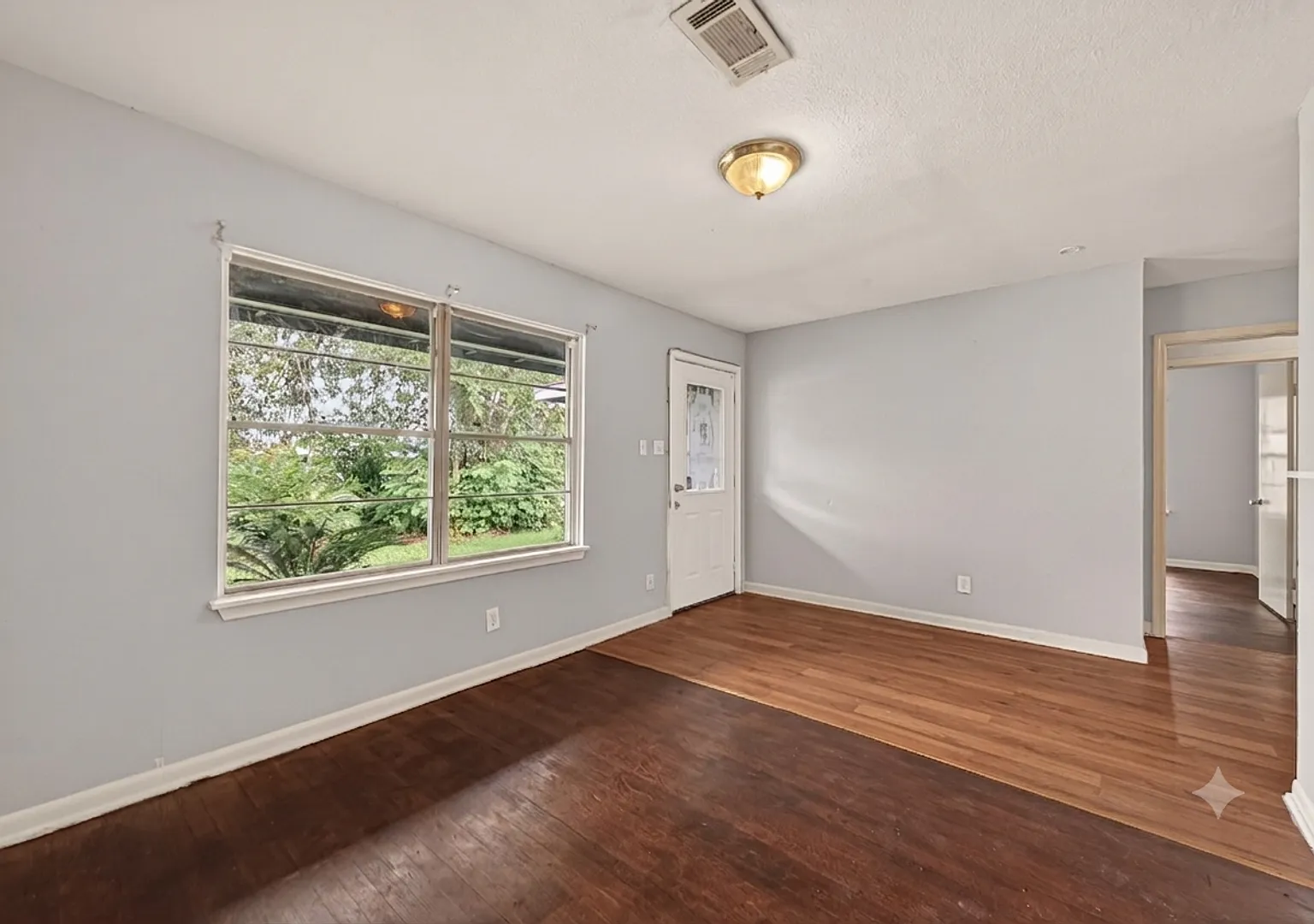 Spacious 4-Bedroom, 2-Bath Home Near Downtown Houston & Texas Medical Center — Photo 2