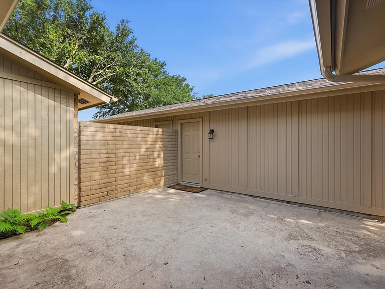 826 Shady Glen Ln — Photo 8