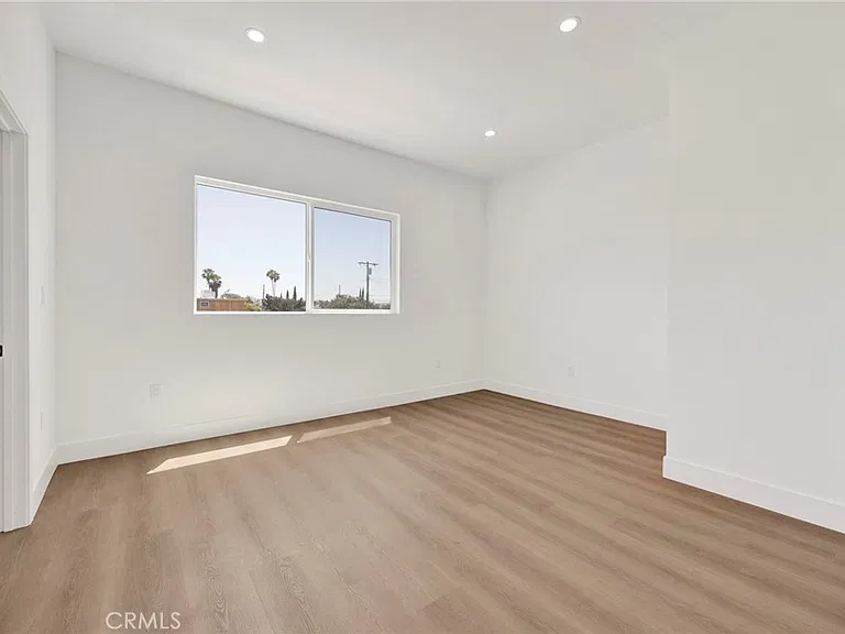 6734 1/2 Gentry Ave — Photo 9