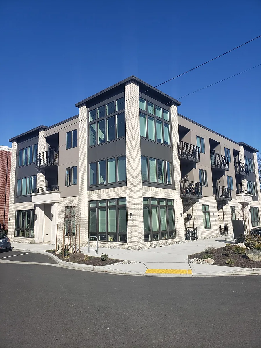 Building Photo - 1305 Larrabee Ave #202