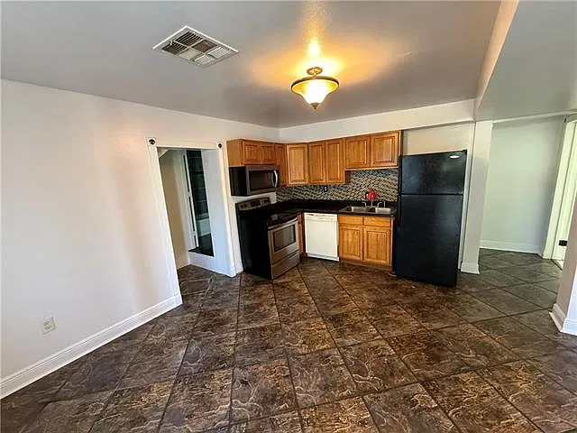 2 bed, 1.0 bath, 828 sqft, $1,100 — Photo 2