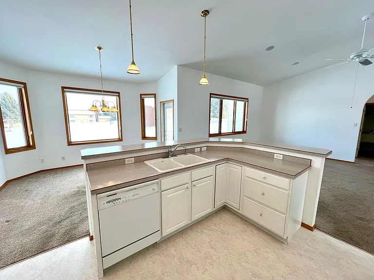 517 Burnham Pl — Photo 4