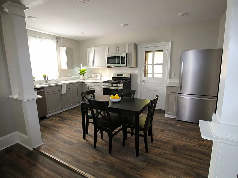 613 E State St — Photo 10