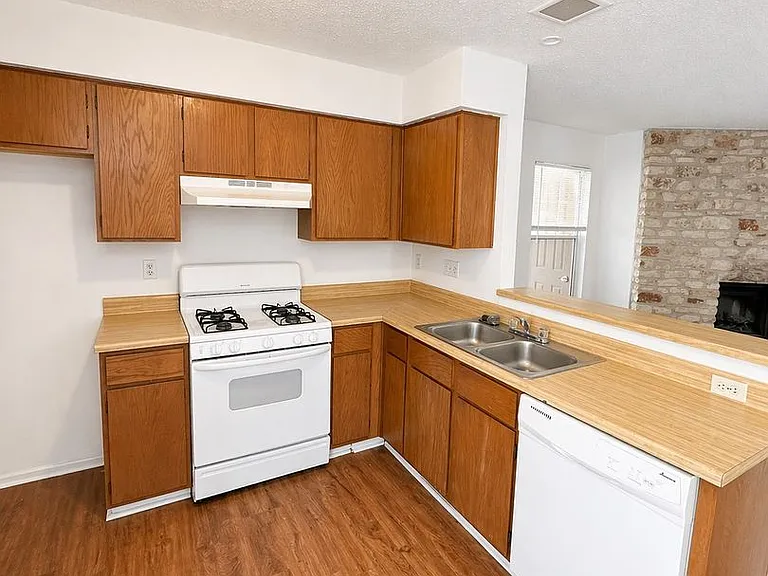 2307 Rachael Ct — Photo 1