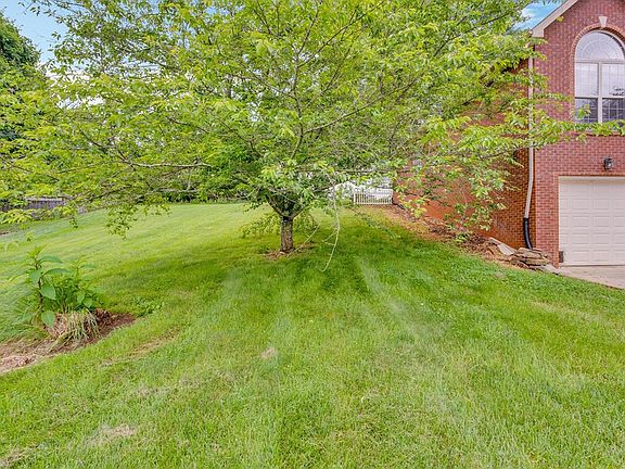 3rd image of 25 Whispering Pines Dr